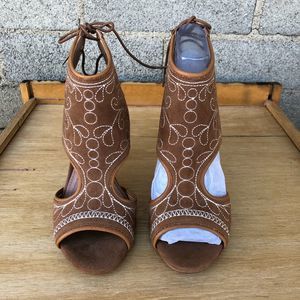 NWOB BCBG Maya Suede Heel, Cognac, Sz 6